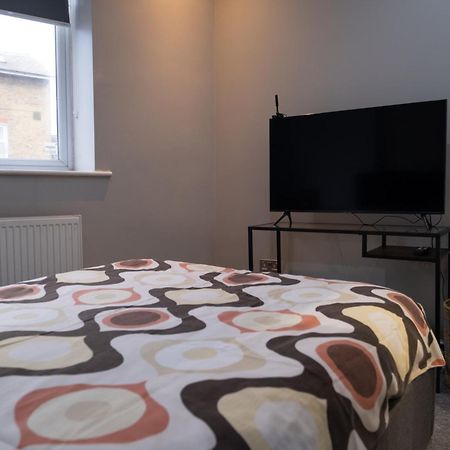 Spacious 2 Bed 2 Bath Apartment With Free Parking For 2 Cars And Underground Station Zone 2 For Quick Access To Central London Up To 10 Guests Exterior foto