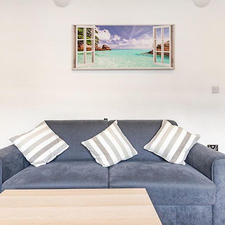 Spacious 2 Bed 2 Bath Apartment With Free Parking For 2 Cars And Underground Station Zone 2 For Quick Access To Central London Up To 10 Guests Exterior foto