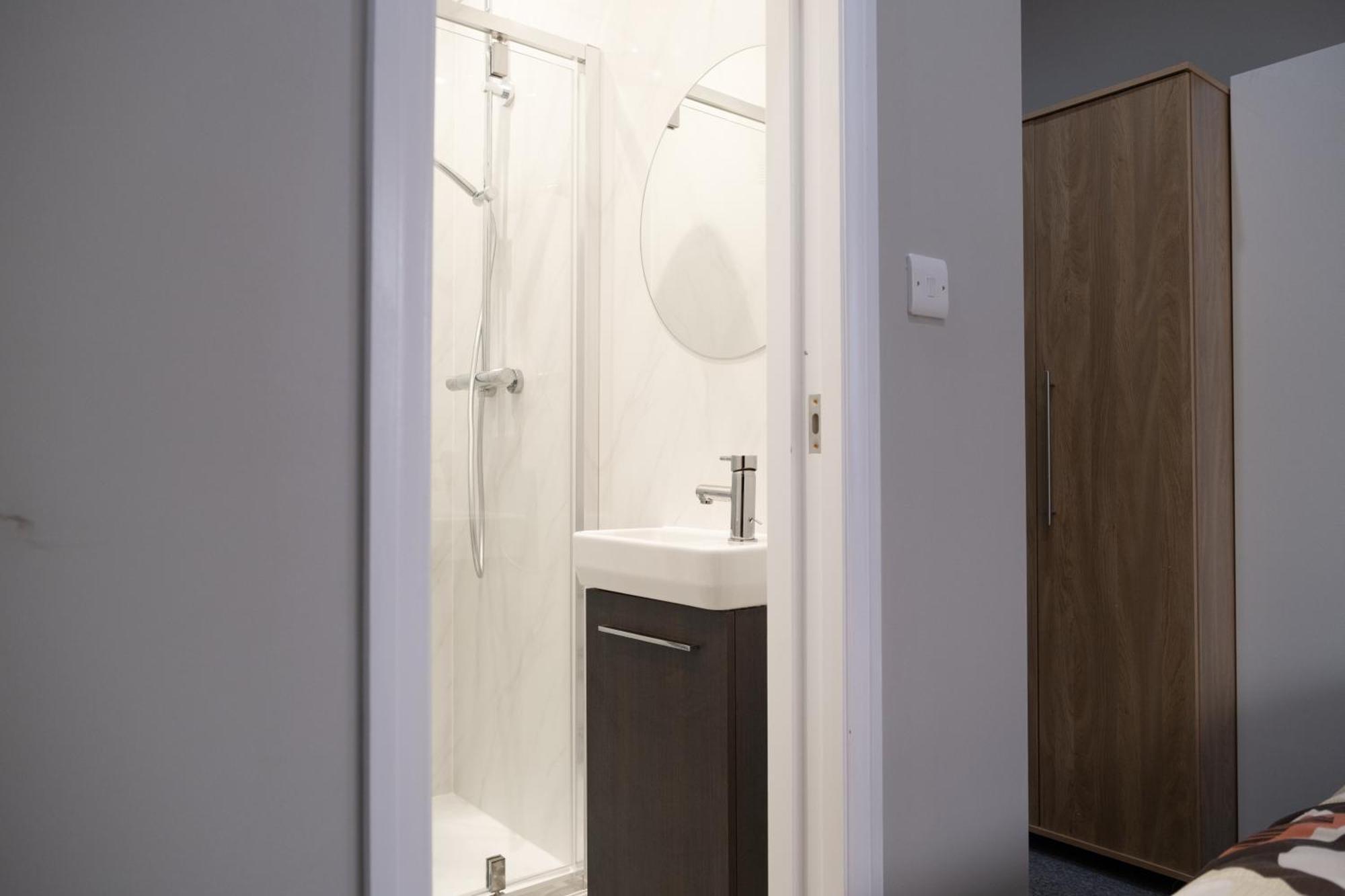 Spacious 2 Bed 2 Bath Apartment With Free Parking For 2 Cars And Underground Station Zone 2 For Quick Access To Central London Up To 10 Guests Exterior foto