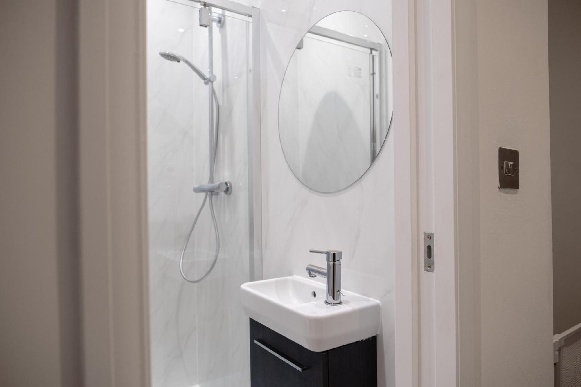 Spacious 2 Bed 2 Bath Apartment With Free Parking For 2 Cars And Underground Station Zone 2 For Quick Access To Central London Up To 10 Guests Exterior foto