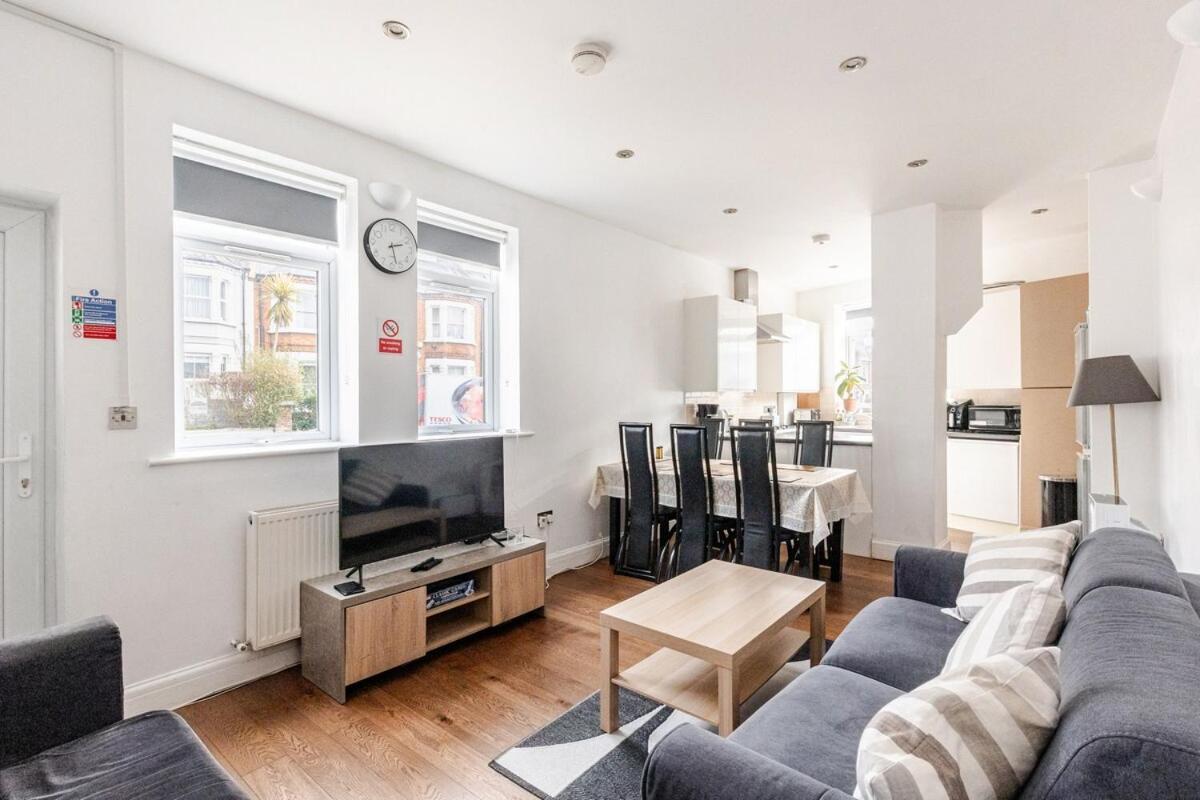 Spacious 2 Bed 2 Bath Apartment With Free Parking For 2 Cars And Underground Station Zone 2 For Quick Access To Central London Up To 10 Guests Exterior foto