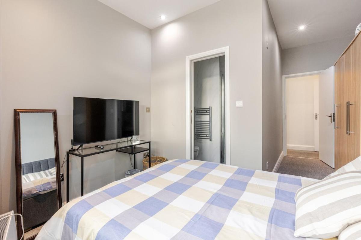 Spacious 2 Bed 2 Bath Apartment With Free Parking For 2 Cars And Underground Station Zone 2 For Quick Access To Central London Up To 10 Guests Exterior foto