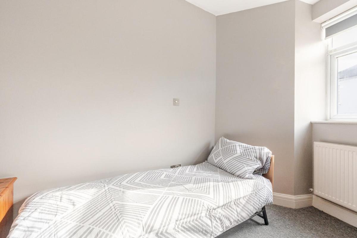Spacious 2 Bed 2 Bath Apartment With Free Parking For 2 Cars And Underground Station Zone 2 For Quick Access To Central London Up To 10 Guests Exterior foto