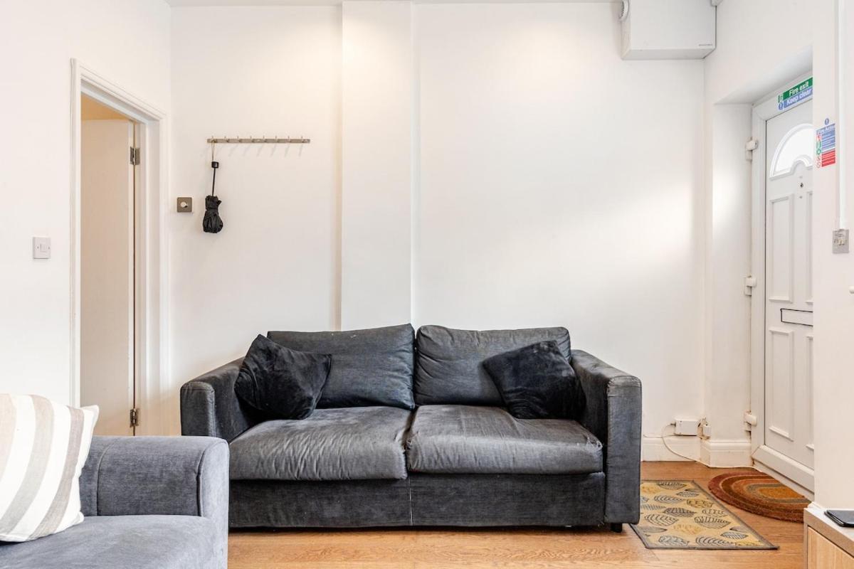 Spacious 2 Bed 2 Bath Apartment With Free Parking For 2 Cars And Underground Station Zone 2 For Quick Access To Central London Up To 10 Guests Exterior foto