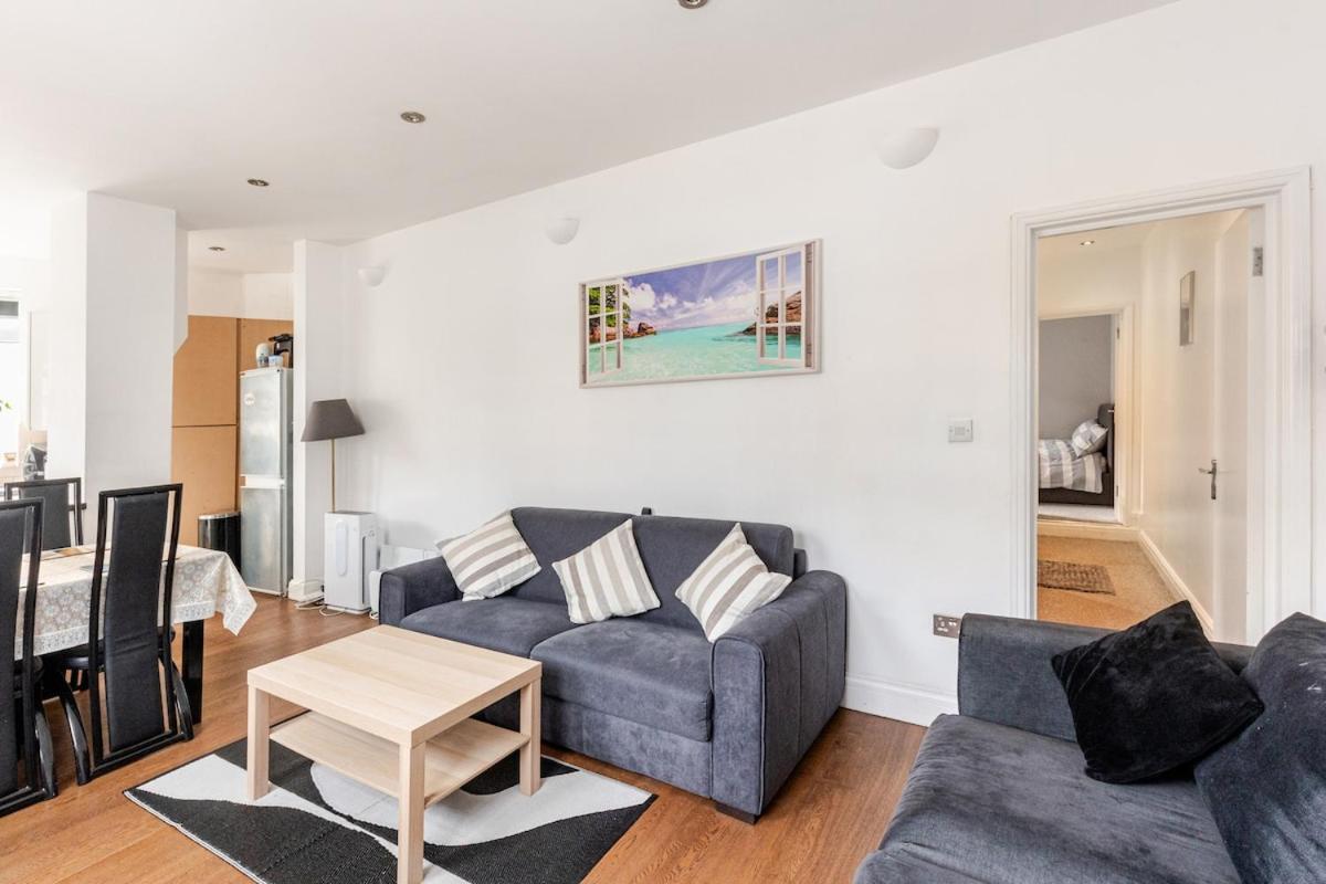 Spacious 2 Bed 2 Bath Apartment With Free Parking For 2 Cars And Underground Station Zone 2 For Quick Access To Central London Up To 10 Guests Exterior foto