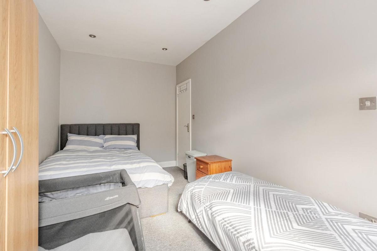 Spacious 2 Bed 2 Bath Apartment With Free Parking For 2 Cars And Underground Station Zone 2 For Quick Access To Central London Up To 10 Guests Exterior foto