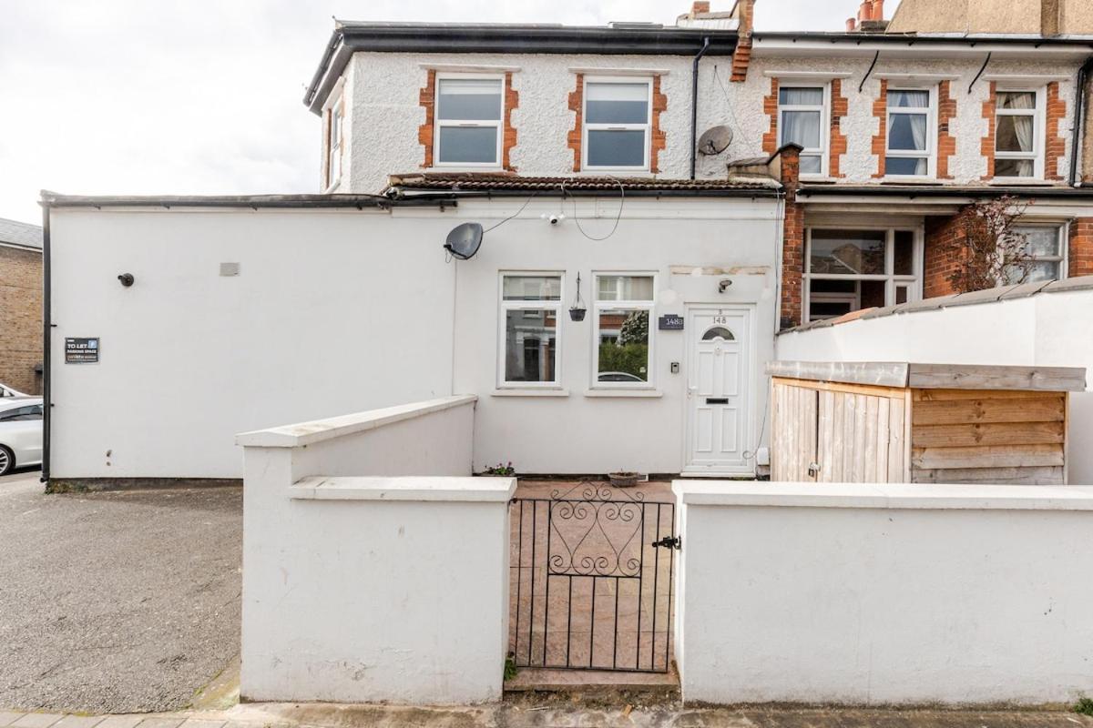 Spacious 2 Bed 2 Bath Apartment With Free Parking For 2 Cars And Underground Station Zone 2 For Quick Access To Central London Up To 10 Guests Exterior foto