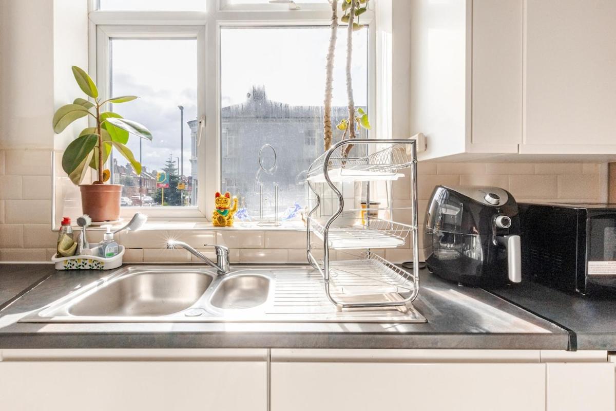 Spacious 2 Bed 2 Bath Apartment With Free Parking For 2 Cars And Underground Station Zone 2 For Quick Access To Central London Up To 10 Guests Exterior foto